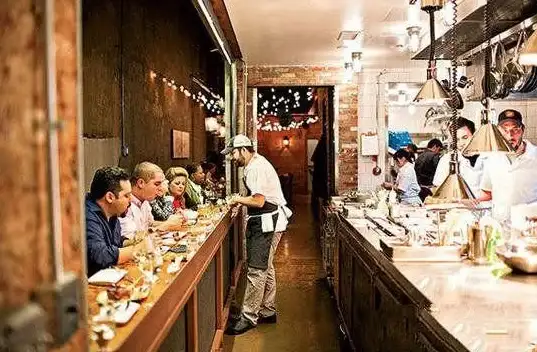 还在为找餐厅发愁？口碑APP带你发现周边好店，预订更便捷！