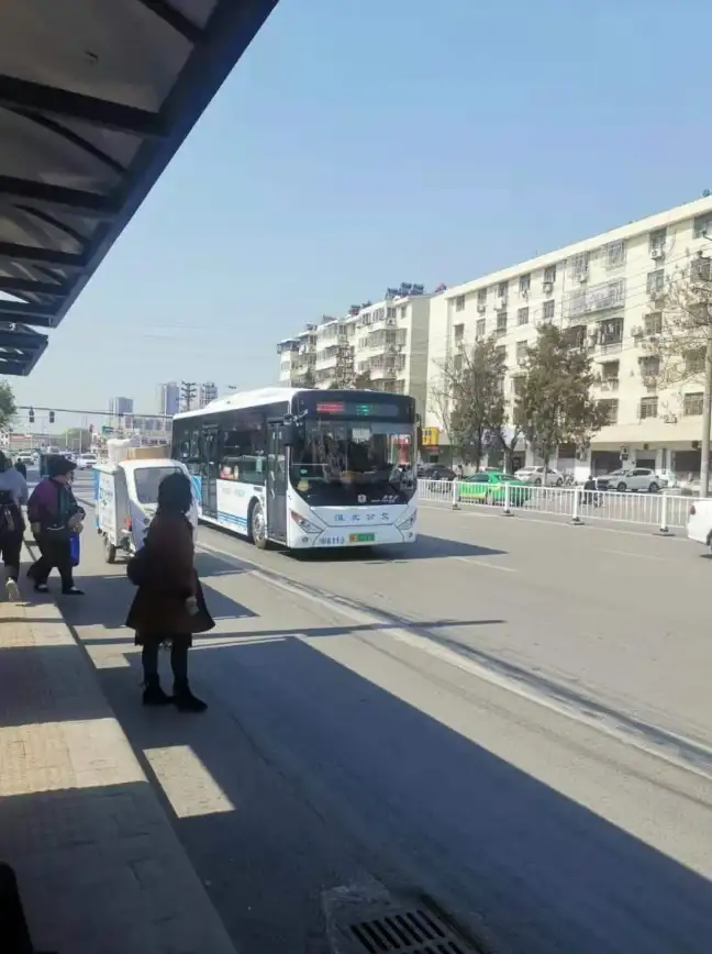 想随时随地掌握公交动态？掌上出行精准查询、移动支付，让出行更轻松！