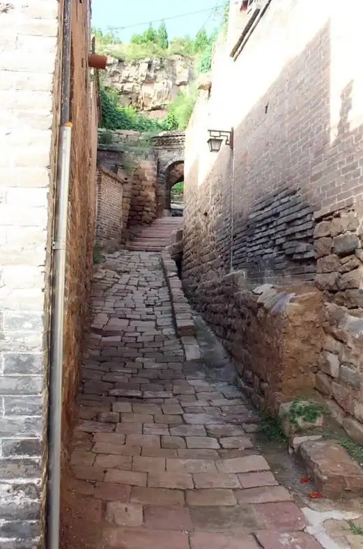 手机系统限制太多？试试XX APP，轻松打开封闭城堡的每一扇门！