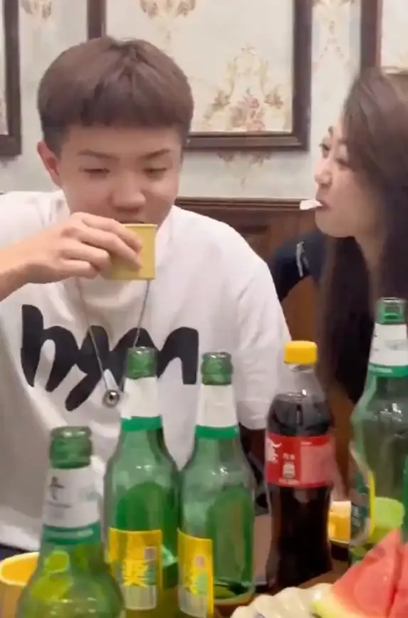 单调喝酒太无聊？试试这款互动游戏满满的喝酒娱乐软件！