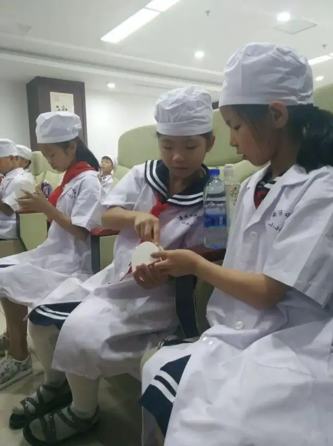 想让宝宝爱上刷牙？试试这款宝宝巴士牙齿美容游戏吧！