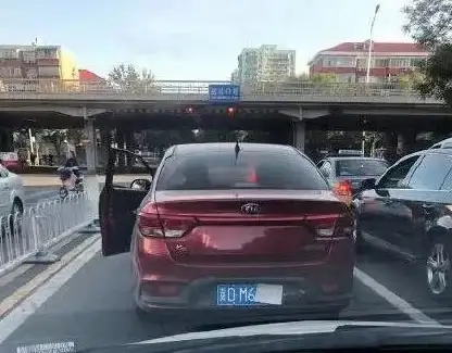想举报违停、闯红灯却苦于没渠道？这款交通违章随手拍APP让你轻松拍照拿奖励！