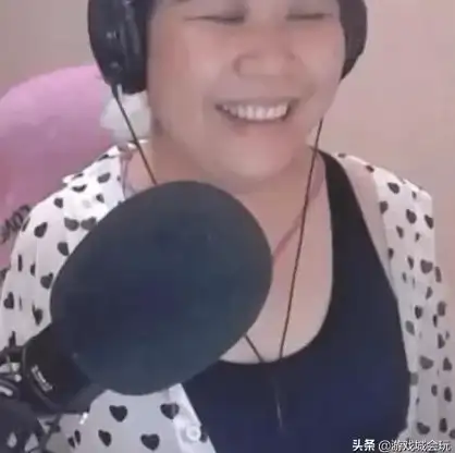 还在为声音单调烦恼？试试这款专业变声器，百变语音包让你秒变声优！